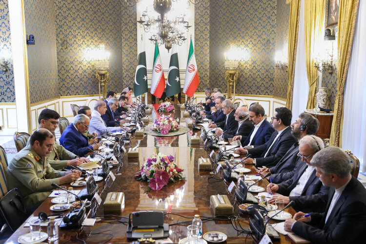 مناسبات اقتصادی امروز ایران و پاکستان متناسب با ظرفیت‌ها و پیوندهای عمیق دو کشور نیست/ شهباز شریف: مبادلات تجاری ایران و پاکستان می‌تواند به سقف ۱۰میلیارد دلار ارتقا یابد