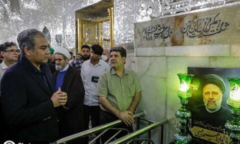 پاکستانی وفاقی وزیرِ داخلہ کی حرم امام رضا علیہ السّلام میں حاضری