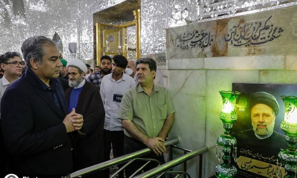 پاکستانی وفاقی وزیرِ داخلہ کی حرم امام رضا علیہ السّلام میں حاضری