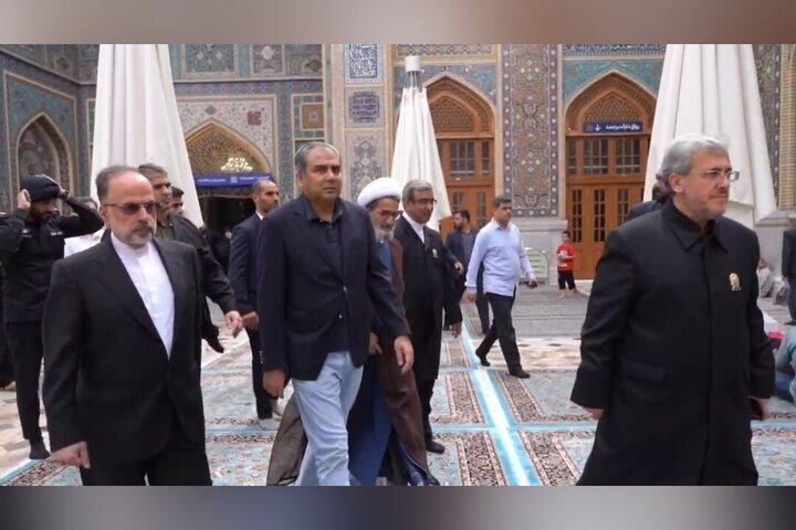 پاکستانی وفاقی وزیرِ داخلہ کی حرم امام رضا علیہ السّلام میں حاضری