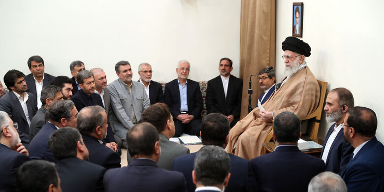 قائد الثورة للمسؤولين: لا تضيعوا فرص الخدمة واستمعوا حتى لأصوات الغضب