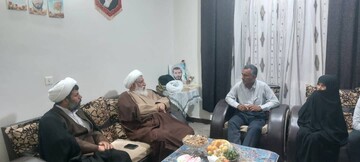 دیدار نماینده مردم هرمزگان در مجلس خبرگان رهبری با خانواده شهید قنبری+ عکس