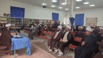 تصاویر/ نشست طلاب لرستان با برخی از مسئولان حوزوی در  مدرسه رضویه خرم آباد