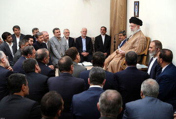 امروز برای خدمت به مردم، فضای عمومی کشور مناسب و فرصت‌ها بسیار است / به میان مردم بروید، سخنان‌شان را بشنوید و توضیح لازم را نیز بدهید