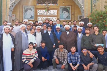 تصاویر/ نشست صمیمانه متولی مدرسه آیت الله مجتهدی(ره) تهران، با طلاب و اساتید مدرسه علمیه امام خمینی(ره) کرمانشاه