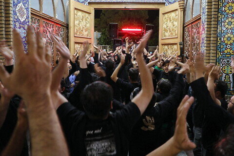 Imágenes / Ambiente del Santuario de Hazrat Masoumeh (P) en la noche del martirio del Imam Jawad (P)