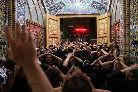 Imágenes / Ambiente del Santuario de Hazrat Masoumeh (P) en la noche del martirio del Imam Jawad (P)