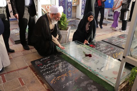 تصاویر/ حضور آیت الله اعرافی در مرقد شهید سلیمانی