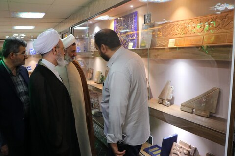 حضور حضرت آیت الله اعرافی در تربت خانه سید الشهدا کرمان