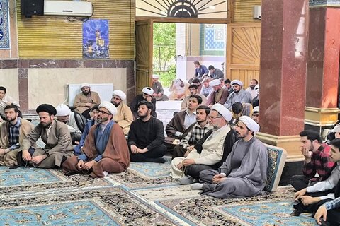 تصاویر/ نشست صمیمانه متولی مدرسه آیت الله مجتهدی(ره) تهران، با طلاب و اساتید مدرسه علمیه امام خمینی(ره) کرمانشاه