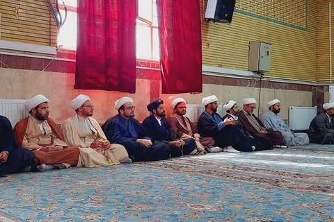 تصاویر/ نشست صمیمانه متولی مدرسه آیت الله مجتهدی(ره) تهران، با طلاب و اساتید مدرسه علمیه امام خمینی(ره) کرمانشاه