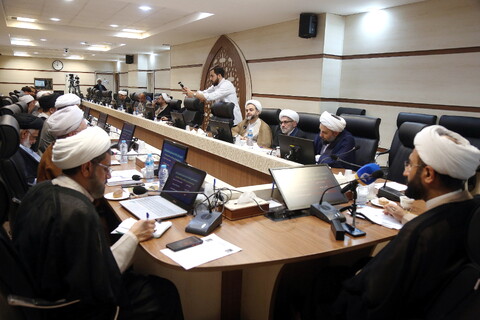 تصاویر/ نشست هم اندیشی حوزه ، نظام و نقش آفرینی حوزویان در آینده