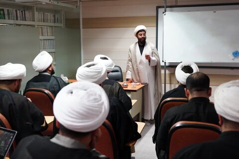 تصاویر/طلاب مؤسسه مطالعات اسلامی خوزستان از مؤسسه آموزشی و پژوهشی امام خمینی(ره)  بازدید کردند