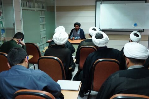 تصاویر/طلاب مؤسسه مطالعات اسلامی خوزستان از مؤسسه آموزشی و پژوهشی امام خمینی(ره)  بازدید کردند