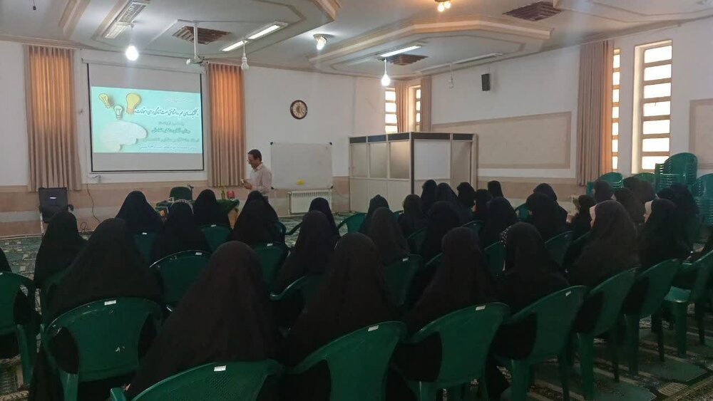 تصاویر/ نشست مشاوره ای در مدرسه علمیه حضرت زینب(س) کرمان