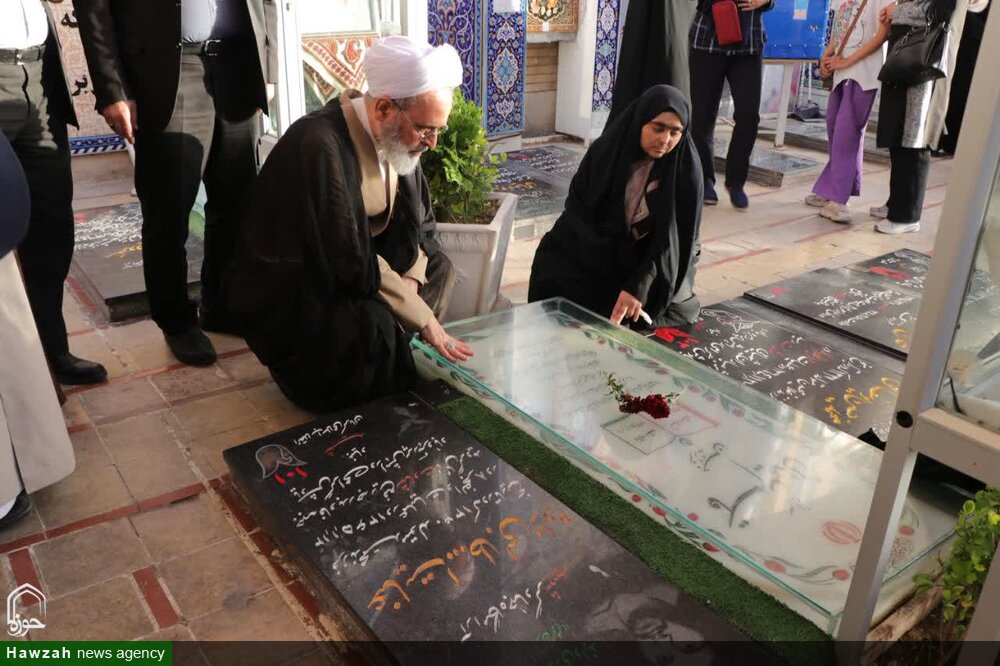 تصاویر/ حضور آیت الله اعرافی در گلزار شهدای کرمان