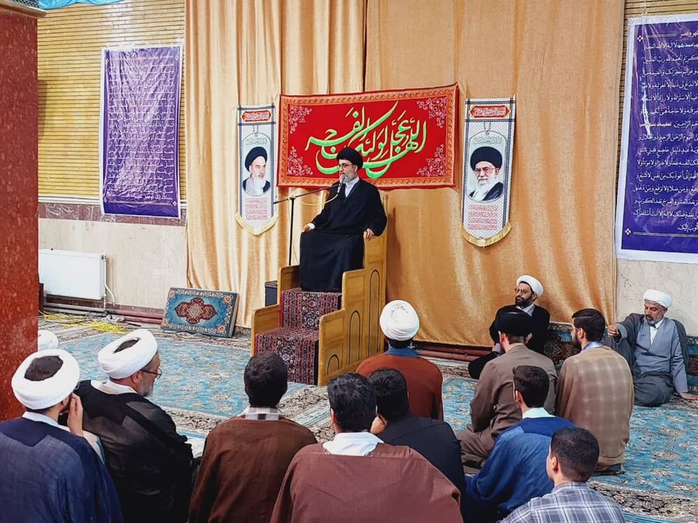 رسانه‌های استکباری همه مشکلات را به پای دین و دینداران می‌نویسند