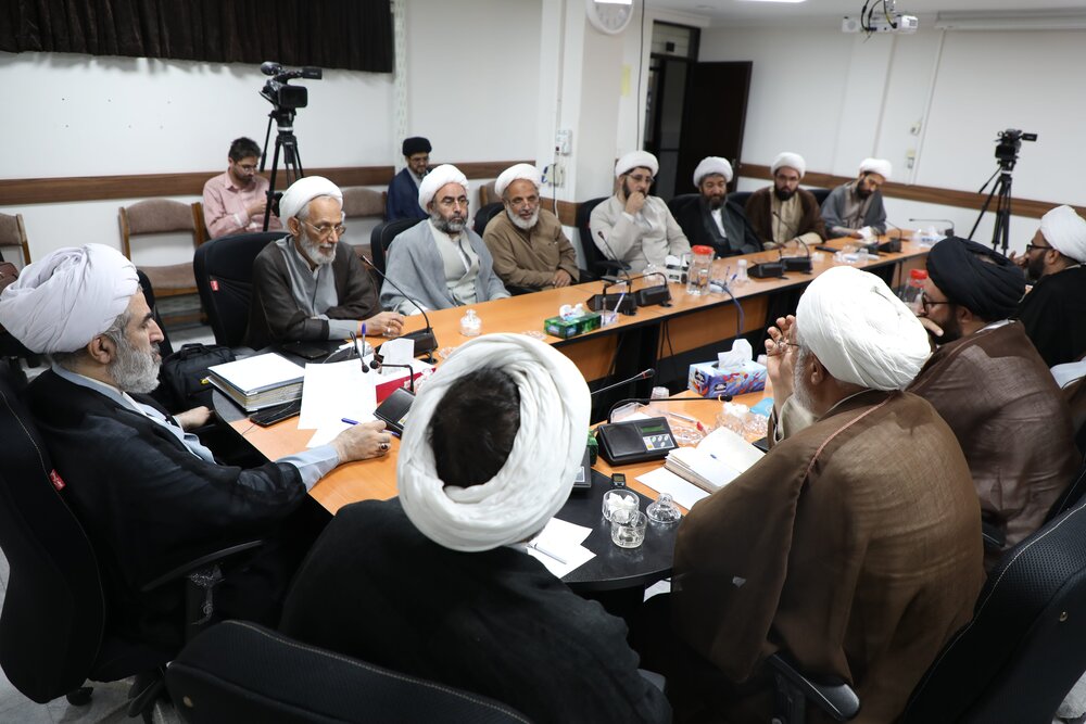 نشست معاون آموزش حوزه های علمیه با اساتید سطح یک حوزه