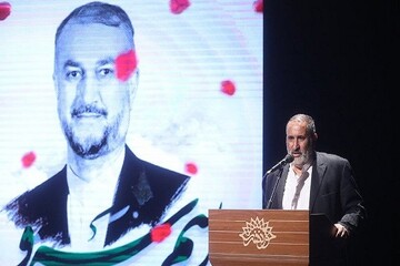 امیر دیپلماسی در شعر شاعران زنده ماند