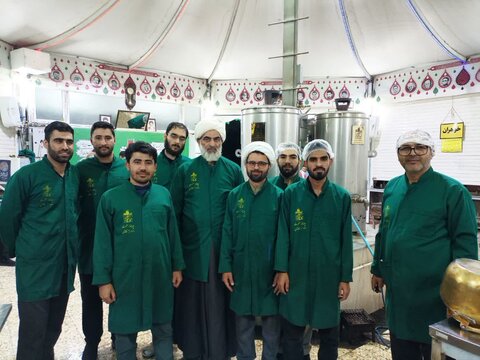 تصاویر/ حضور طلاب مدرسه علمیه آیت‌الله یثربی‌(ره) کاشان در چایخانه امام رضا(ع)