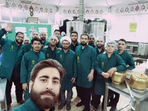 تصاویر/ حضور طلاب مدرسه علمیه آیت‌الله یثربی‌(ره) کاشان در چایخانه امام رضا(ع)