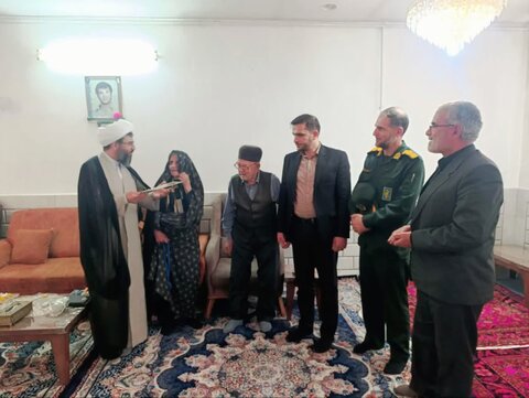 تصاویر دیدار مسئولان الیگودرز با خانواده معظم شهدا