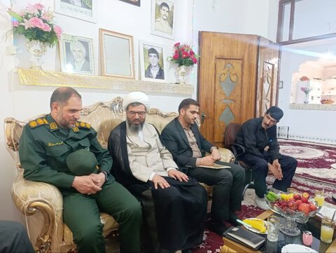 تصاویر دیدار مسئولان الیگودرز با خانواده معظم شهدا