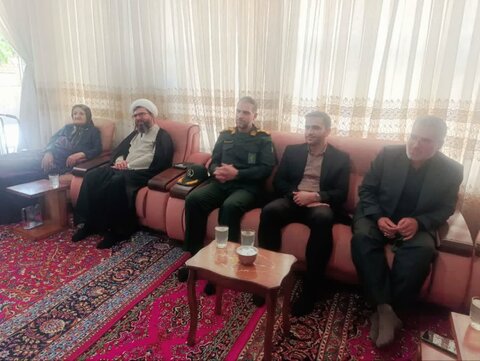 تصاویر دیدار مسئولان الیگودرز با خانواده معظم شهدا