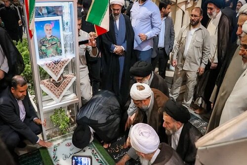 امام جمعه کرمانشاه بر مزار سپهبد شهید حاج قاسم سلیمانی حضور یافت