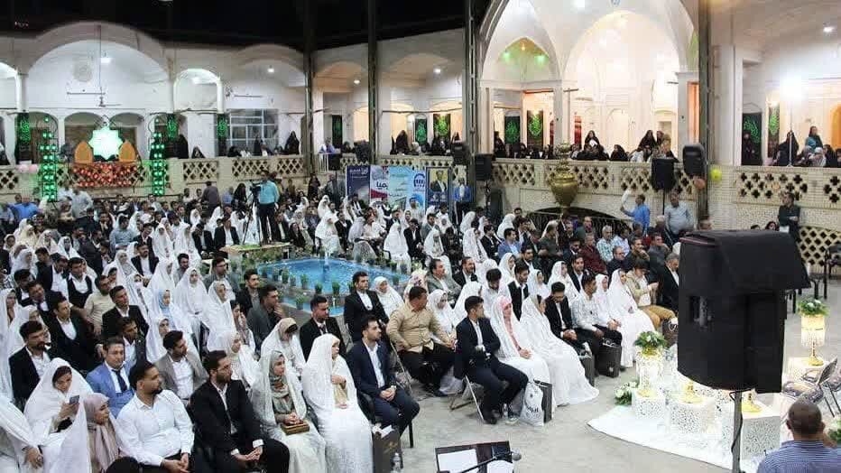 ۱۱۰ زوج آران و بیدگلی پیمان زندگی را امضا کردند+ عکس