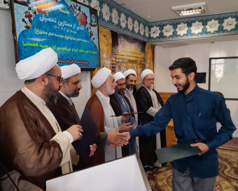 مراسم تقدیر و تجلیل از طلاب ممتاز