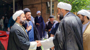 تصاویر/ برگزاری ۱۰ میز خدمت مشاوره رایگان در نماز جمعه