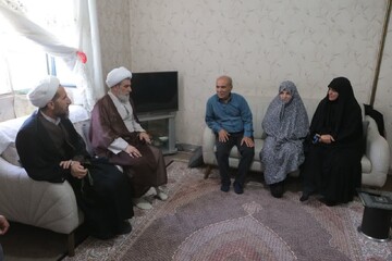 تصاویر / دیدار امام جمعه قزوین با خانواده شهید در شهرستان بویین زهرا
