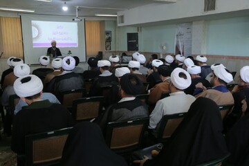 تصاویر / دیدار امام جمعه استان قزوین با روحانیون منطقه بویین زهرا