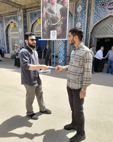 تصاویر/ توزیع پوستر تبلیغات جذب و پذیرش طلاب مدرسه  علمیه آیت‌الله یثربی(ره) کاشان