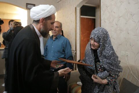 تصاویر / دیدار امام جمعه قزوین با خانواده شهید در شهرستان بویین زهرا