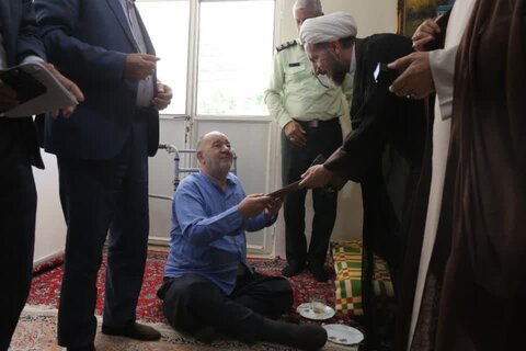 تصاویر / دیدار امام جمعه قزوین با خانواده شهید در شهرستان بویین زهرا