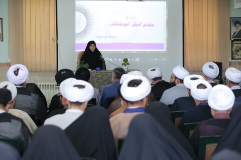 تصاویر / دیدار امام جمعه استان قزوین با روحانیون منطقه بویین زهرا