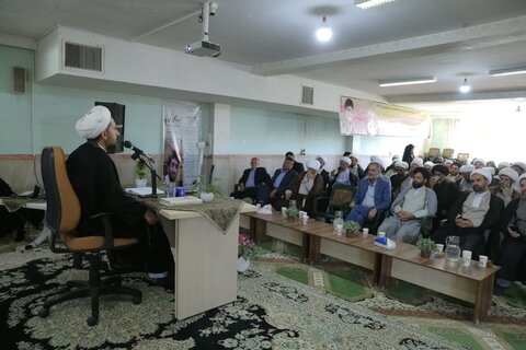 تصاویر / دیدار امام جمعه استان قزوین با روحانیون منطقه بویین زهرا