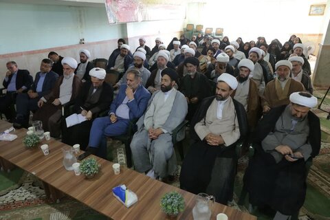 تصاویر / دیدار امام جمعه استان قزوین با روحانیون منطقه بویین زهرا