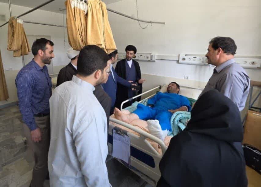 امام جمعه تویسرکان از مجروحان حادثه تیراندازی اندازی عیادت کرد+عکس