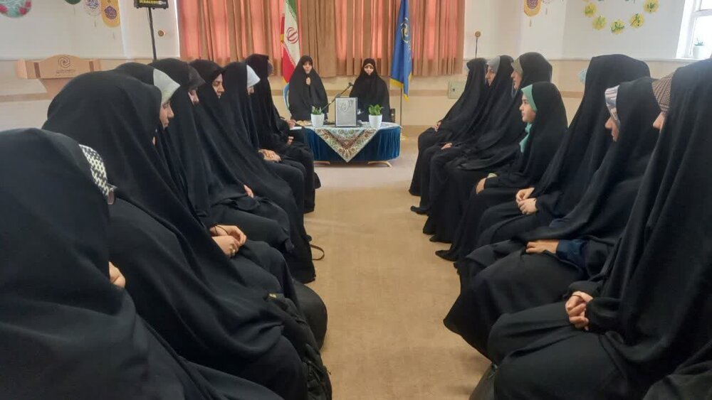 کرسی آزاداندیشی "نقش زن در روابط عاطفی خانواده" در مدرسه علمیه فاطمیه محلات برگزار شد
