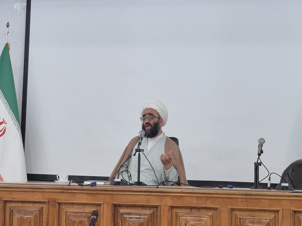 پیام رهبری معظم برای روحانیت نقشه راهی برای بازسازی عقلانیت حوزه است+ عکس