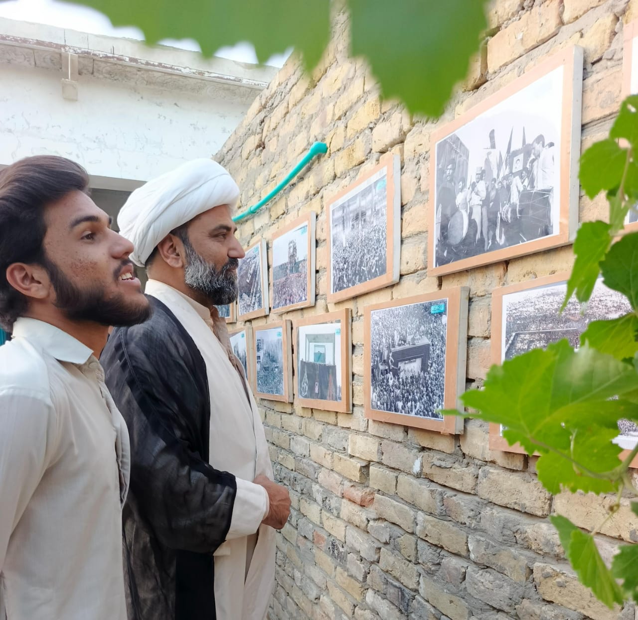 برگزاری نمایشگاه تصویری به مناسبت سالگرد رحلت امام خمینی (ره) در مدرسه خاتم النبیین (ع) کویته پاکستان