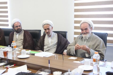 تصاویر / جلسه شور ای حوزه علمیه استان قزوین با حضور مدیر منطقه ۲ حوزه قائم مقام امور استانها ی حوزه های علمیه کشور