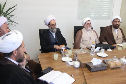 تصاویر / جلسه شور ای حوزه علمیه استان قزوین با حضور مدیر منطقه ۲ حوزه قائم مقام امور استانها ی حوزه های علمیه کشور