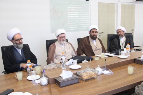 تصاویر / جلسه شور ای حوزه علمیه استان قزوین با حضور مدیر منطقه ۲ حوزه قائم مقام امور استانها ی حوزه های علمیه کشور