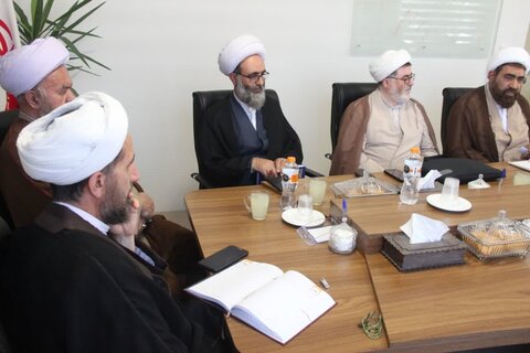 تصاویر / جلسه شور ای حوزه علمیه استان قزوین با حضور مدیر منطقه ۲ حوزه قائم مقام امور استانها ی حوزه های علمیه کشور