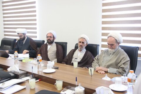 تصاویر / جلسه شور ای حوزه علمیه استان قزوین با حضور مدیر منطقه ۲ حوزه قائم مقام امور استانها ی حوزه های علمیه کشور