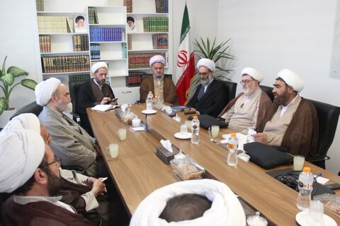 تصاویر / جلسه شور ای حوزه علمیه استان قزوین با حضور مدیر منطقه ۲ حوزه قائم مقام امور استانها ی حوزه های علمیه کشور